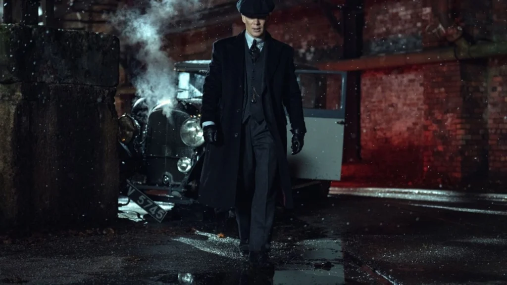 Cillian Murphy como Tommy Shelby em cena sombria de Peaky Blinders: O Homem Imortal.