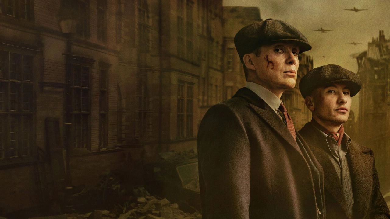 Cillian Murphy como Tommy Shelby em cena sombria de Peaky Blinders: O Homem Imortal.