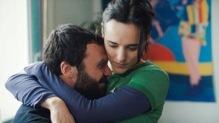 Uma Mulher Diferente subiu ao Top 10 sem pose e sem escândalo, mas acerta num ponto que muito drama “importante” ainda estraga