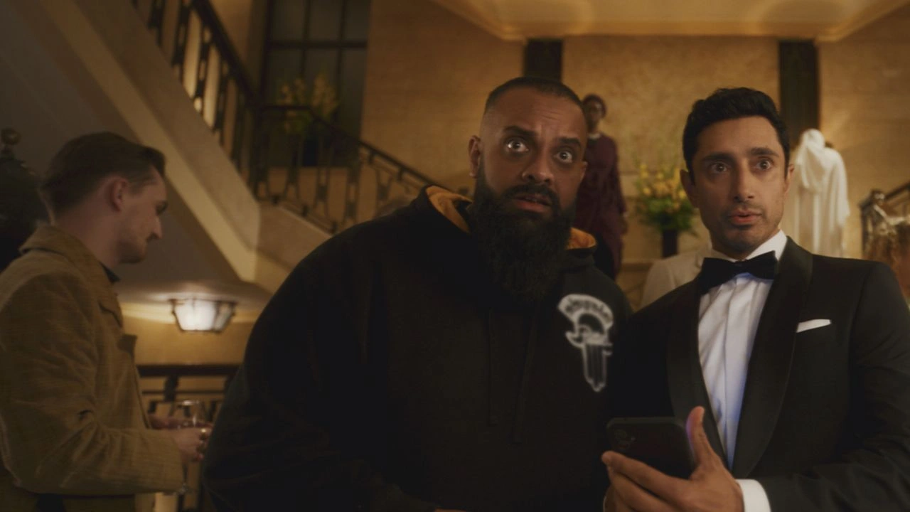 A Isca Riz Ahmed em cena de A Isca (Bait), série de comédia britânica do Prime Video Brasil