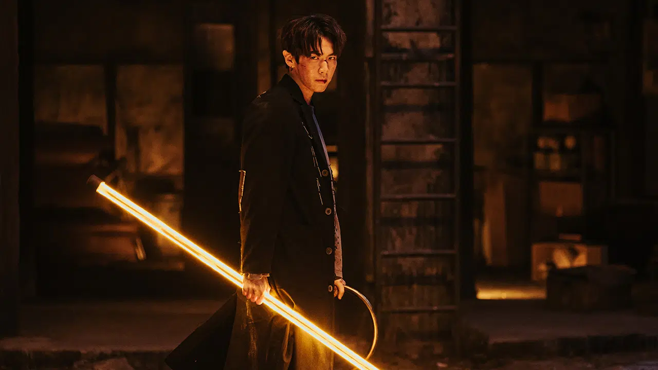 Kim Do-jin segurando um cajado de luz neon dourado - Estreia Semana Netflix Kim Do-jin segurando um cajado de luz neon dourado em um beco escuro. - Estreia Semana Netflix