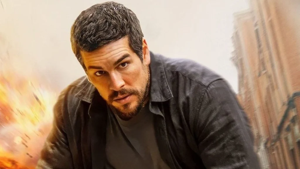Mario Casas em cena de Agente Zeta, filme de espionagem disponível no Prime Video Brasil