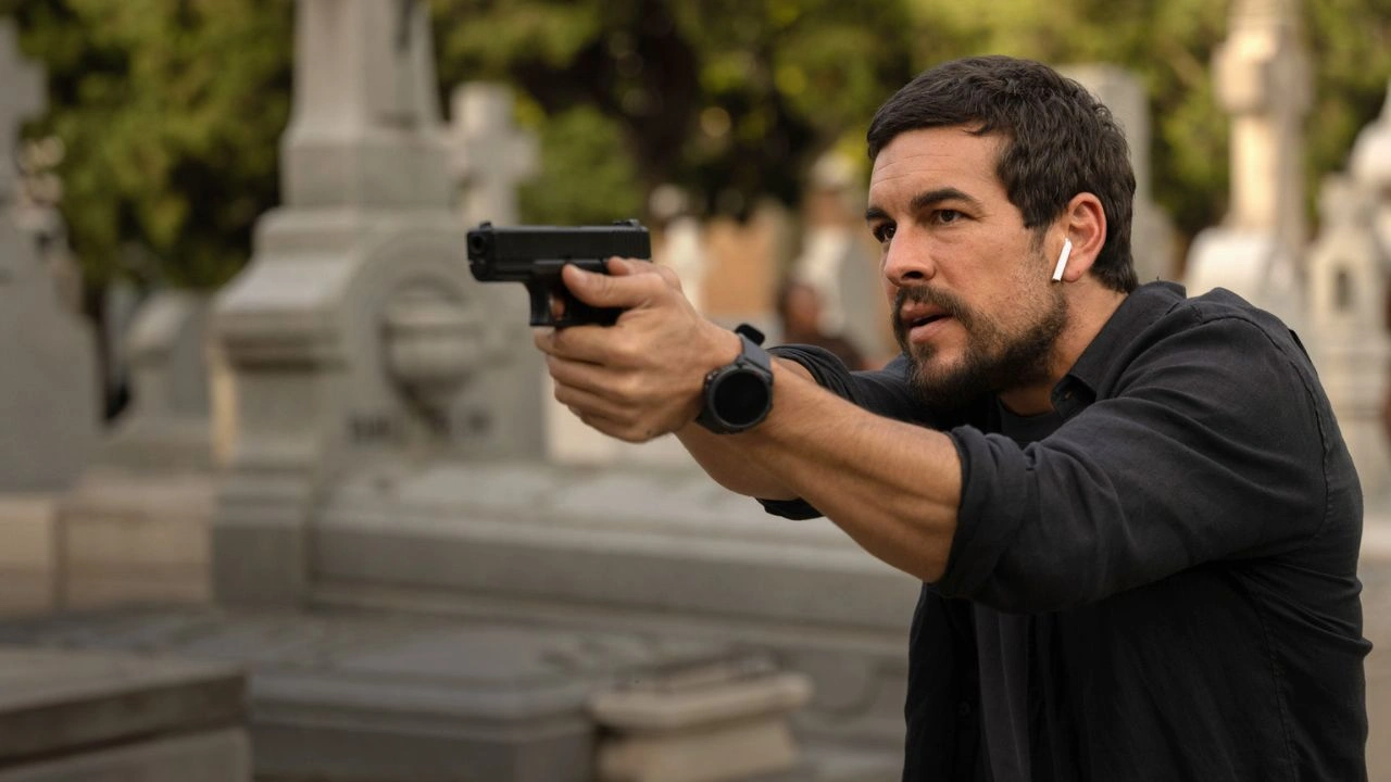 Agente Zeta Mario Casas em cena de Agente Zeta, filme de espionagem disponível no Prime Video Brasil