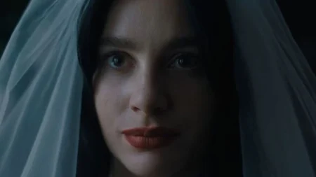 Algo Horrível Vai Acontecer chega à Netflix e transforma um casamento em contagem regressiva para o pior Camila Morrone em cena de Algo Horrível Vai Acontecer, série de drama e terror da Netflix Brasil