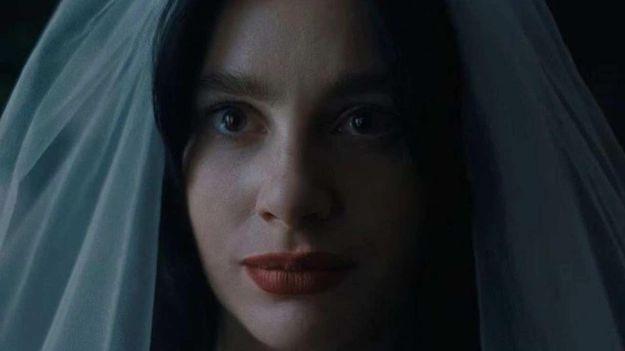Camila Morrone em cena de Algo Horrível Vai Acontecer, série de drama e terror da Netflix Brasil Camila Morrone em cena de Algo Horrível Vai Acontecer, série de drama e terror da Netflix Brasil