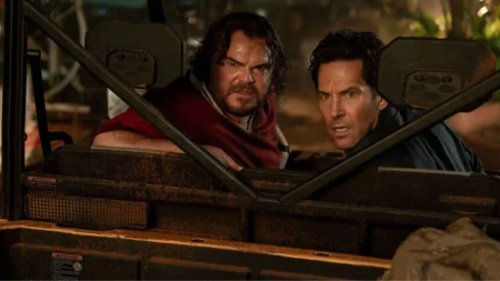 Anaconda troca o terror por crise de meia-idade no HBO Max "Paul Rudd e Jack Black em cena de Anaconda, comédia de aventura disponível no Max Brasil