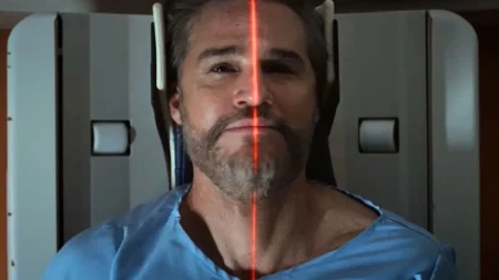 Netflix lança nova versão de Doc e muda o principal evento que define a história Juan Pablo Medina como Andrés Ferrara em cena de Doc, versão mexicana disponível na Netflix Brasil