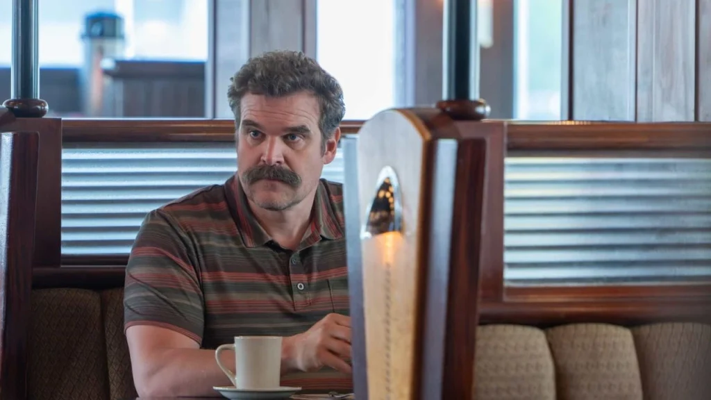 David Harbour em cena de DTF St. Louis, minissérie de humor ácido na HBO Max Brasil