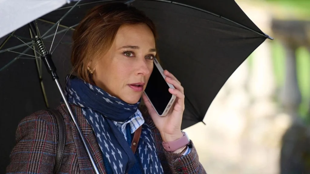 Kate McKinnon em cena de Em Um Piscar de Olhos