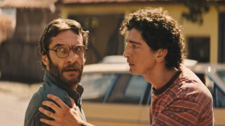 Johnny Massaro em cena de Emergência Radioativa, minissérie da Netflix Brasil sobre o acidente do Césio-137 em Goiânia