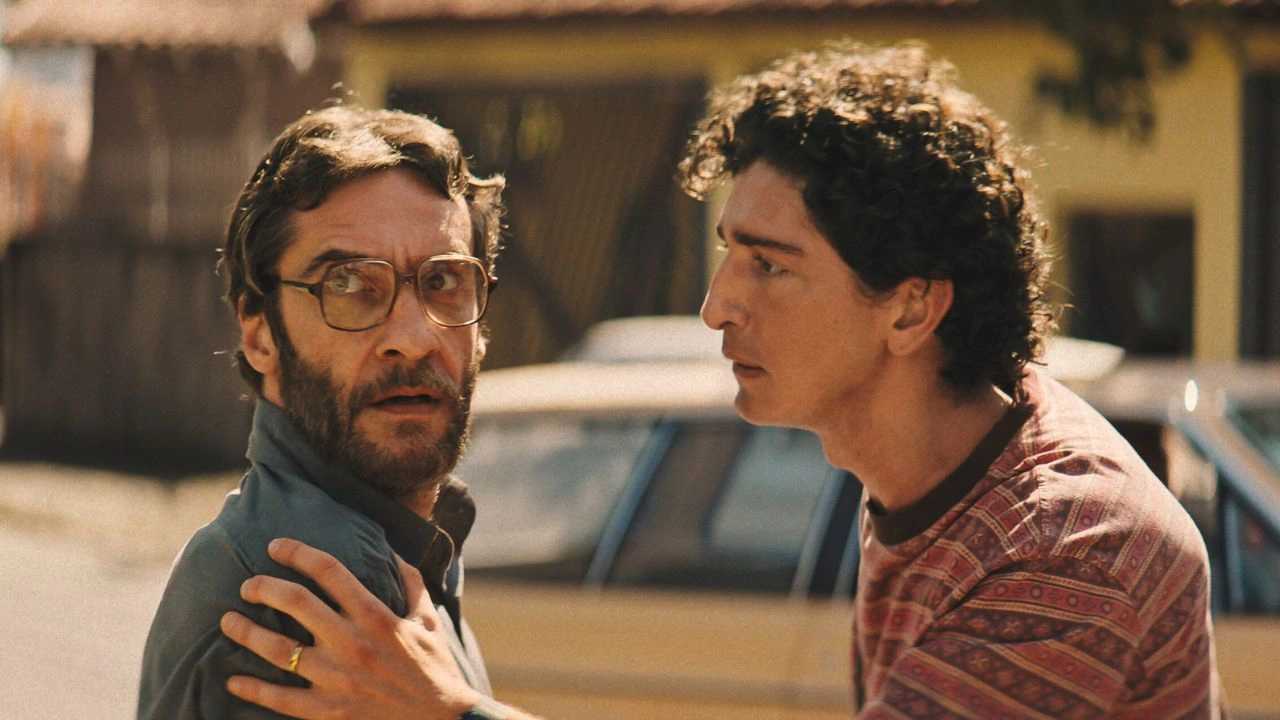 Emergência Radioativa Johnny Massaro em cena de Emergência Radioativa, minissérie da Netflix Brasil sobre o acidente do Césio-137 em Goiânia