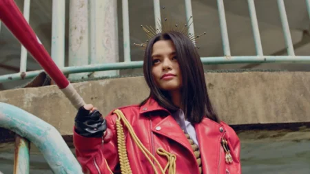 Becky Armstrong em cena de Garota de Fora: Recomeço, série tailandesa de suspense e mistério na Netflix Brasil