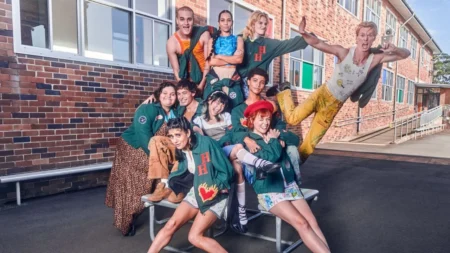 Heartbreak High chega ao fim na Netflix — e a 3ª temporada transforma o último bimestre em um caos sem volta cena da 3ª temporada de Heartbreak High: Onde Tudo Acontece, na Netflix Brasil