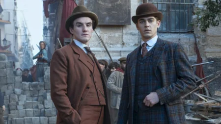 Hero Fiennes Tiffin como Sherlock Holmes em cena de Jovem Sherlock, série de mistério no Prime Video Brasil