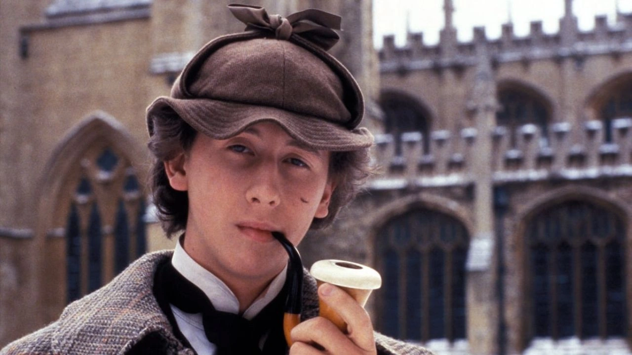 Jovem Sherlock Hero Fiennes Tiffin como Sherlock Holmes em cena de Jovem Sherlock, série de mistério no Prime Video Brasil