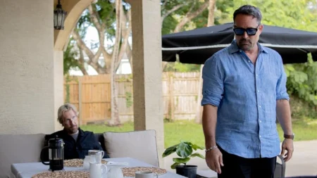 Cuba Gooding Jr. e Jason Patric em cena de Linha de Fogo, filme de ação e suspense no Max Brasil