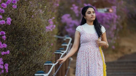 Made in Korea chegou à Netflix Brasil e transforma um coração partido em recomeço nas ruas de Seul Priyanka Arulmohan em cena de Made in Korea, filme indiano de 2026 no catálogo da Netflix Brasil