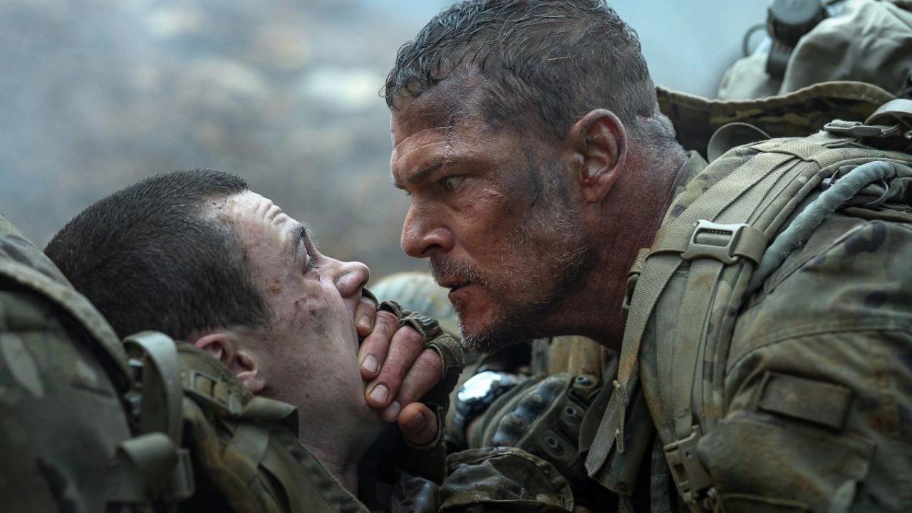 Máquina de Guerra Alan Ritchson em cena de Máquina de Guerra (War Machine), filme de ação e ficção científica da Netflix Brasil