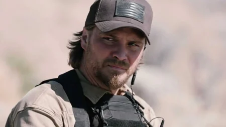 Luke Grimes como Kayce Dutton em cena de Marshals, série derivada de Yellowstone no Paramount+ Brasil