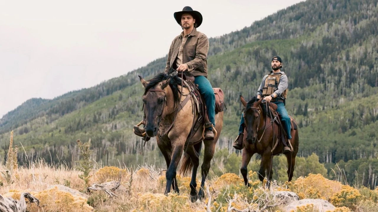 Marshals: Uma História de Yellowstone Kayce Dutton em um cavalo em cena de Marshals: Uma História de Yellowstone