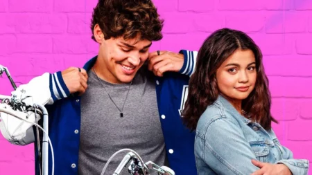 O Bad Boy e Eu chegou ao Prime Video Brasil — e transforma clichê teen em diversão fácil de assistir Siena Agudong e Noah Beck em cena de O Bad Boy e Eu, comédia romântica teen no Prime Video Brasil