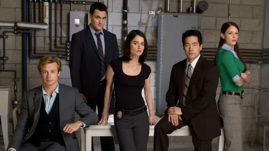 Simon Baker como Patrick Jane em cena de O Mentalista, série policial completa na Netflix Brasil