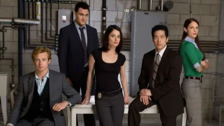 Simon Baker como Patrick Jane em cena de O Mentalista, série policial completa na Netflix Brasil