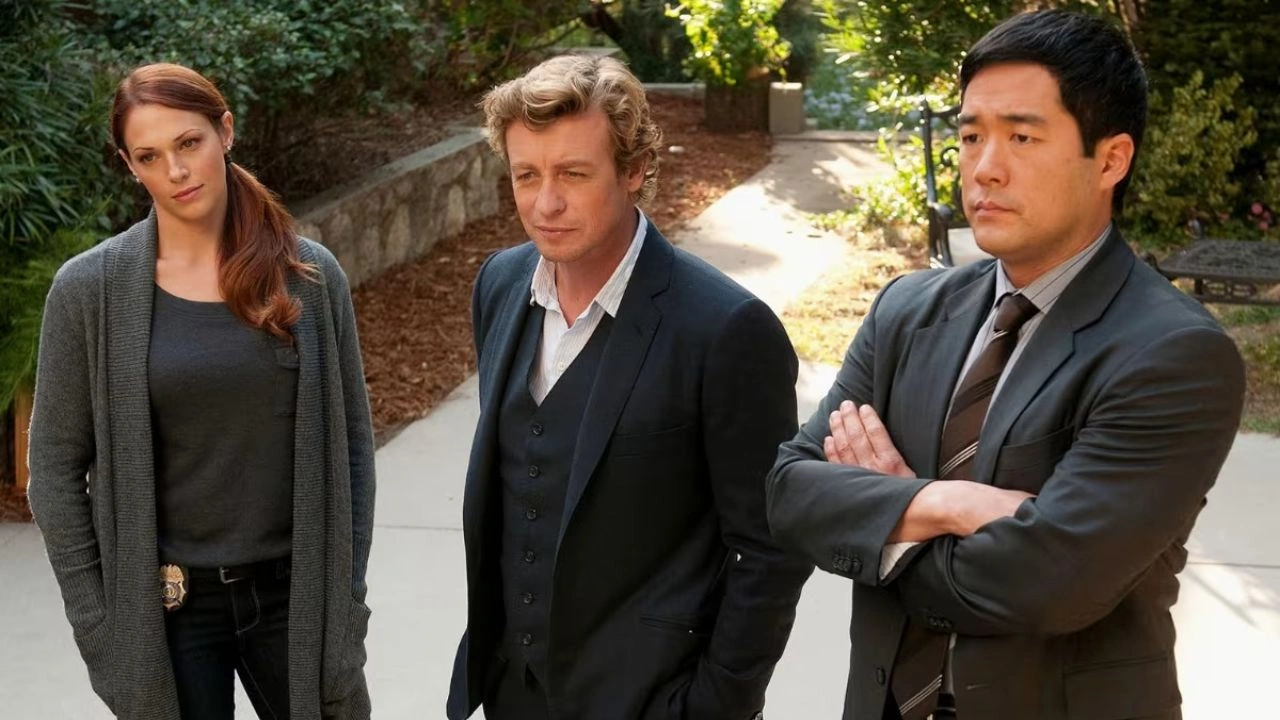 O Mentalista Simon Baker como Patrick Jane em cena de O Mentalista, série policial completa na Netflix Brasil