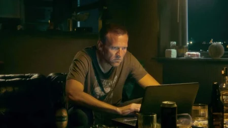 Série adapta Jo Nesbø com investigação intensa, corrupção interna e um protagonista marcado por traumas Tobias Santelmann como Harry Hole em cena de Os Casos de Harry Hole, série norueguesa de suspense policial