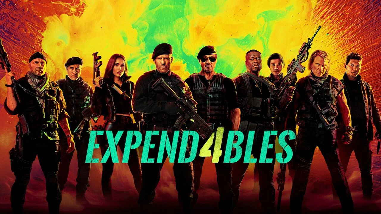 Os Mercenários 4 Jason Statham e Sylvester Stallone em cena de Os Mercenários 4, filme de ação marcado por tiroteios, explosões e clima militar.