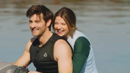 Outra Chance para o Amor no Prime Video Brasil — luto, segredos e um romance inesperado Sarah Fisher e Jake Allyn em cena de Outra Chance para o Amor, drama romântico no Prime Video Brasil