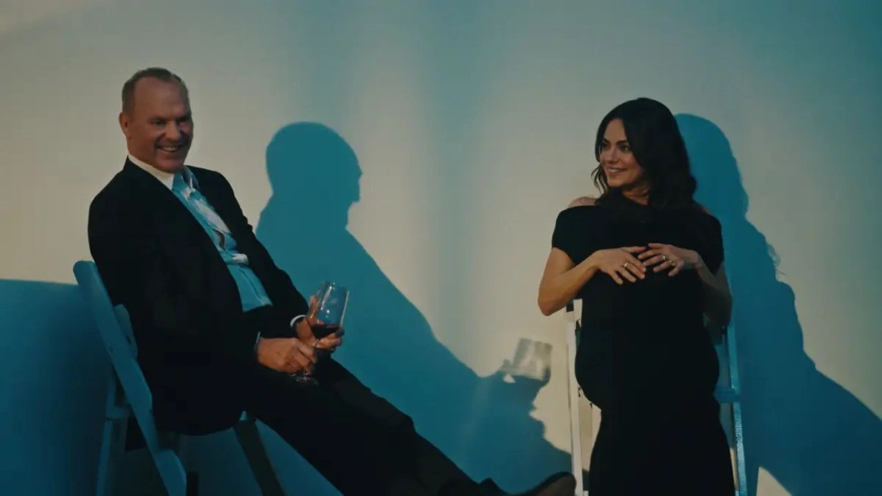 Pai do ano Michael Keaton e Mila Kunis em cena de Pai do Ano (Goodrich), filme do Prime Video Brasil