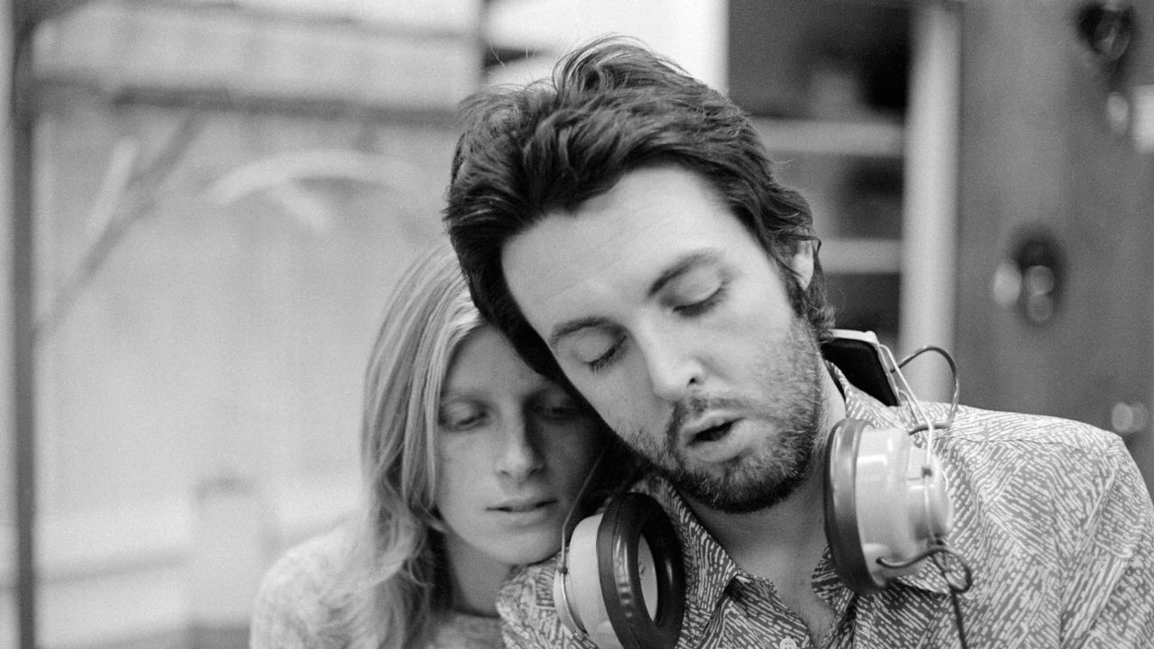 Paul McCartney: Homem em Fuga Paul McCartney nos anos 70 segurando um baixo, em imagem de arquivo com clima íntimo e nostálgico