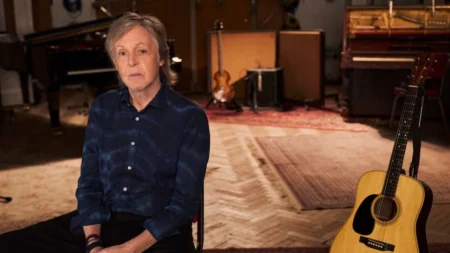 Paul McCartney: Homem em Fuga – 5 curiosidades do documentário no Prime Video Paul McCartney nos anos 70 segurando um baixo, em imagem de arquivo com clima íntimo e nostálgico