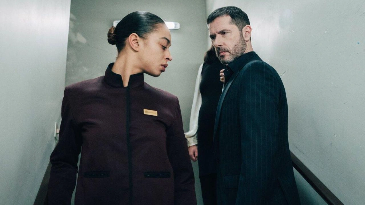 Privilégios Protagonista de Privilégios em cena dentro de hotel de luxo em Paris, série francesa de suspense disponível na HBO Max.