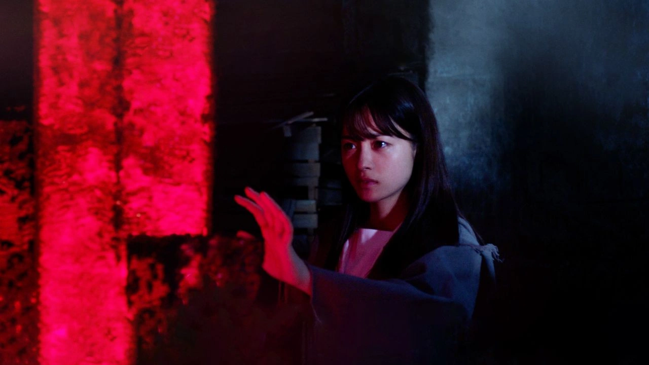 Re/Member: The Last Night Kanna Hashimoto em cena de Re/Member: The Last Night, sequência japonesa de terror no catálogo da Netflix Brasil