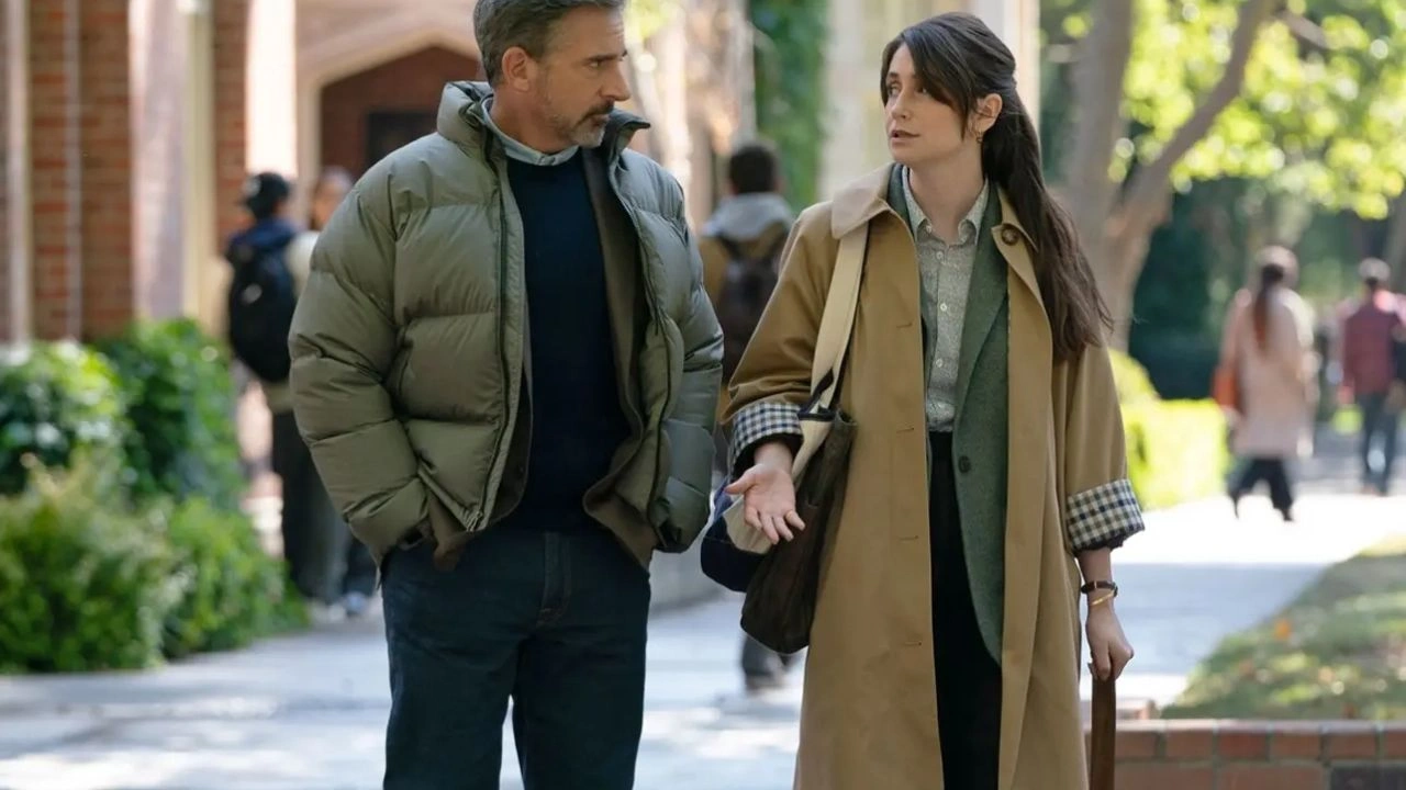 rooster Steve Carell em um campus universitário em Rooster