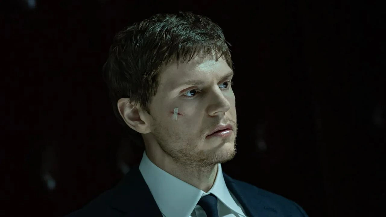 the beauty Evan Peters em cena de The Beauty