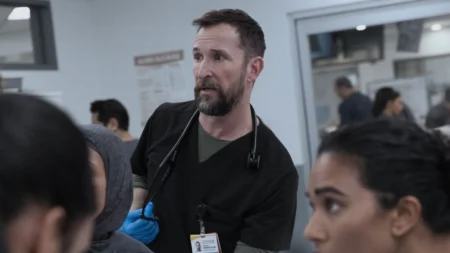 Noah Wyle como Dr. Michael “Robby” Robinavitch em cena de The Pitt, série médica do Max Brasil