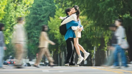Um Amor que Ilumina na Netflix Brasil: o dorama que cresce em silêncio — e pega pela delicadeza Kim Min-ju e Shin Jae-ha em cena de Um Amor que Ilumina, novo dorama da Netflix Brasil
