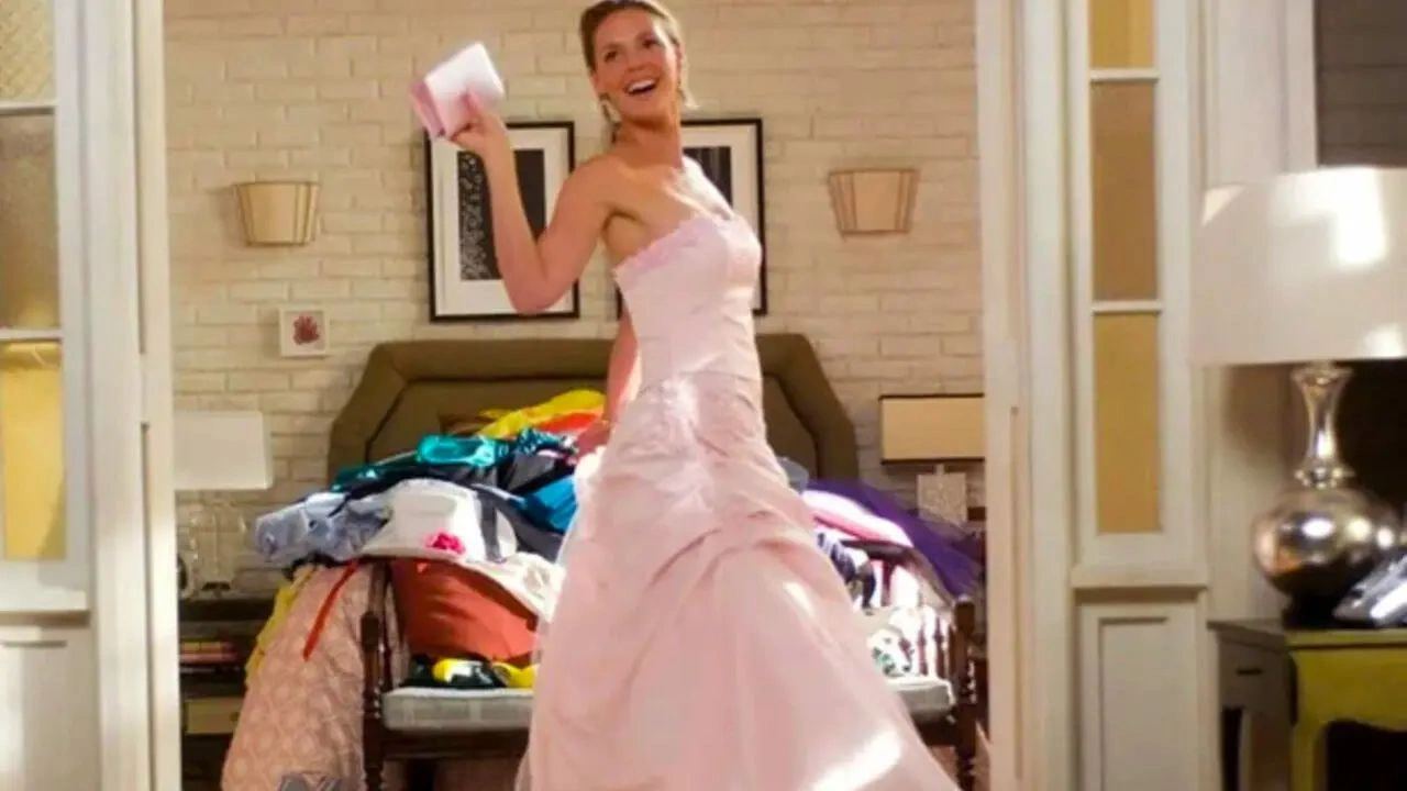 Vestida para Casar volta à Netflix e prova por que ainda é uma das comédias românticas mais queridas dos anos 2000. Vestida para Casar volta à Netflix e prova por que ainda é uma das comédias românticas mais queridas dos anos 2000.