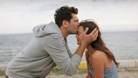 Yargi voltou a HBO Max Brasil com a 3ª temporada — e o salto de 2 anos começa com a pior dor de Ilgaz e Ceylin Cena da 3ª temporada de Yargi: Segredos de Família