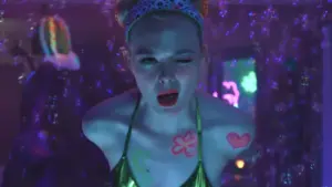 Margô Está em Apuros estreia no Apple TV+ com Elle Fanning e terá episódios semanais até maio