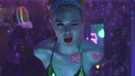 Margô Está em Apuros estreia no Apple TV+ com Elle Fanning e lançamento semanal Margô Está em Apuros estreia no Apple TV+ com Elle Fanning e terá episódios semanais até maio