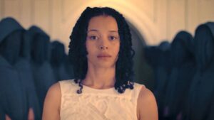 Nova série do universo de The Handmaid’s Tale mostra destino da filha de June e muda o foco do horror Os Testamentos estreia no Disney+ e mostra o destino da filha de June em uma história mais psicológica e perturbadora.