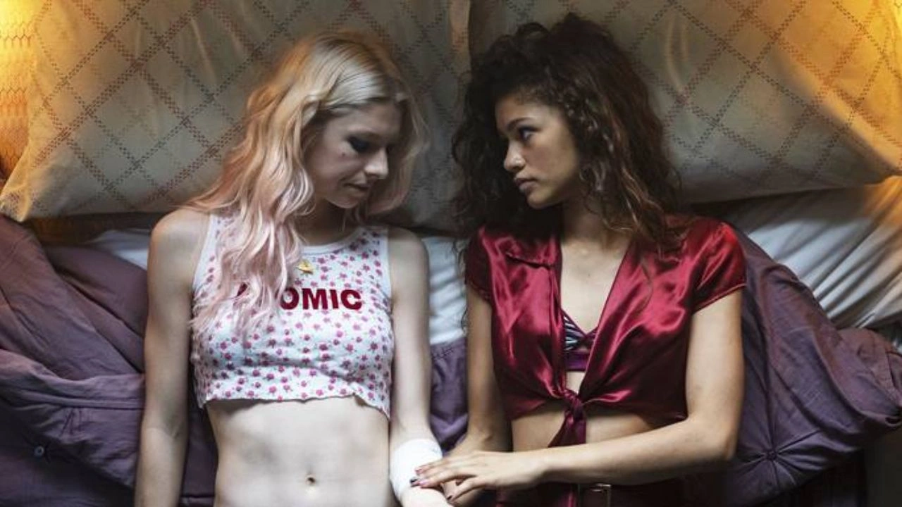 Cena de Rue e Jules em Euphoria pode ser alucinação e esconder pista sobre futuro trágico das personagens Cena de Rue e Jules em Euphoria pode ser alucinação e esconder pista sobre futuro trágico das personagens