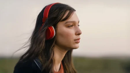 Sinta a Minha Voz, da Netflix, mostra jovem dividida entre seguir seu talento ou permanecer ao lado da família.