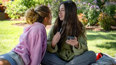 A Colega Perfeita mistura comédia universitária e tensão psicológica em novo filme da Netflix sobre convivência tóxica