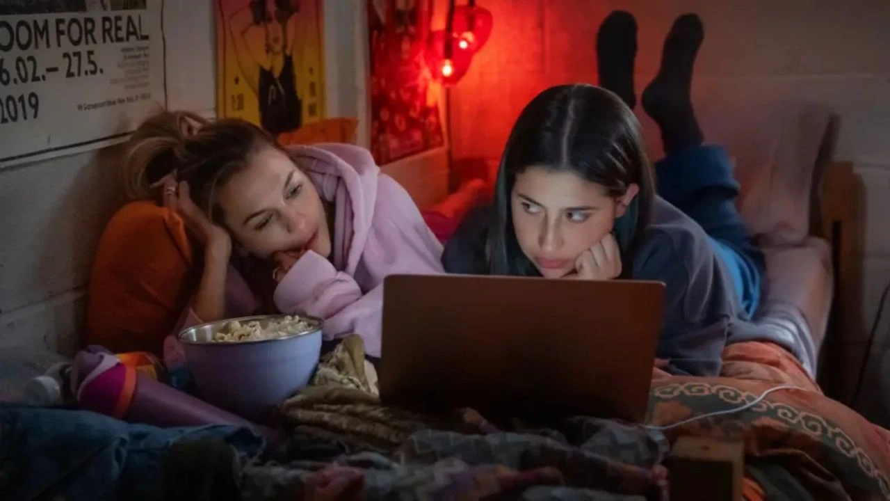 A Colega Perfeita mistura comédia universitária e tensão psicológica em novo filme da Netflix sobre convivência tóxica A Colega Perfeita mistura comédia universitária e tensão psicológica em novo filme da Netflix sobre convivência tóxica