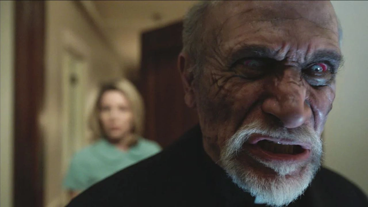 A Maldição da Chorona cena escura de A Maldição da Chorona, filme de terror sobrenatural com atmosfera sombria e sustos constantes.